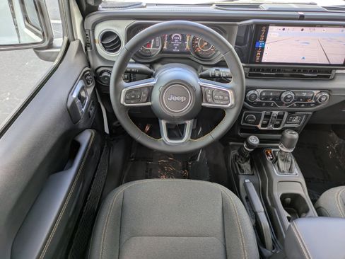 Used 2024 Jeep Wrangler Unlimited Sahara w/ Technology Group AWD/4WD image 15