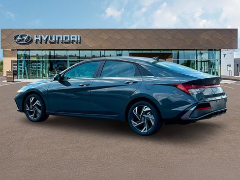 Used 2025 Hyundai Elantra Limited w/ Cargo Package FWD image 4