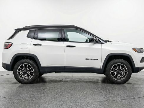 Used 2025 Jeep Compass Trailhawk image 11