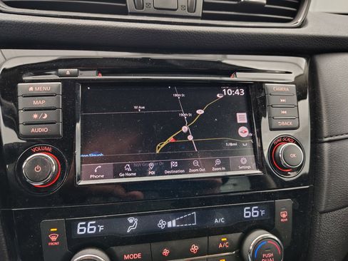 Used 2018 Nissan Rogue SV w/ Premium Package image 3