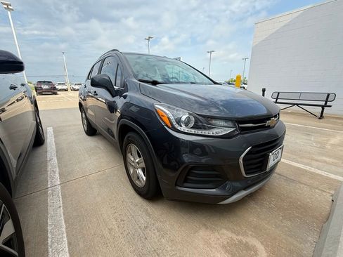 Used 2018 Chevrolet Trax LT w/ LT Convenience Package image 4