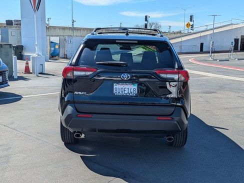 Used 2021 Toyota RAV4 XLE image 9