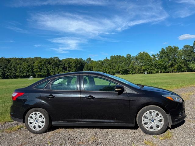 Used 2012 Ford Focus SE w/ SE Winter Pkg FWD image 5