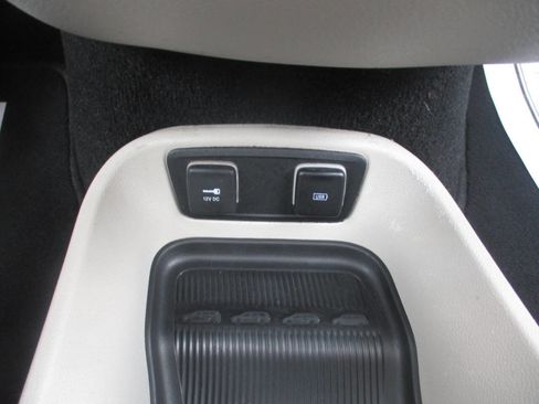 Used 2019 Chrysler Pacifica Limited FWD image 21