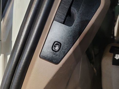 Used 2016 Chrysler Town & Country Touring image 10