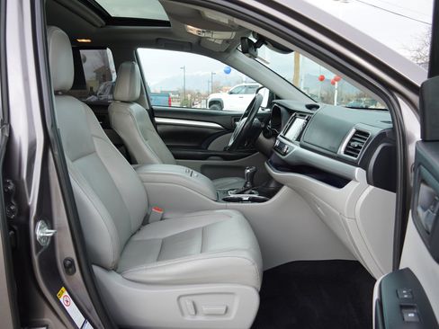 Used 2019 Toyota Highlander XLE image 25