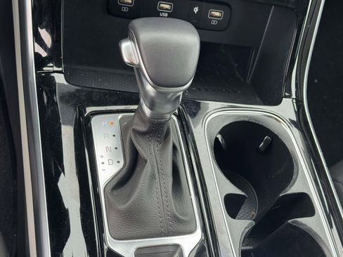 Used 2023 Kia Carnival EX image 28