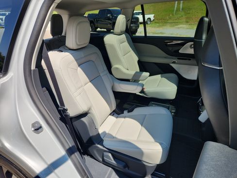 Used 2025 Lincoln Aviator Reserve w/ Luxury Package RWD image 47