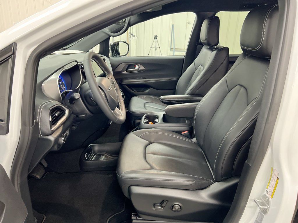 New 2026 Chrysler Pacifica Select FWD image 19