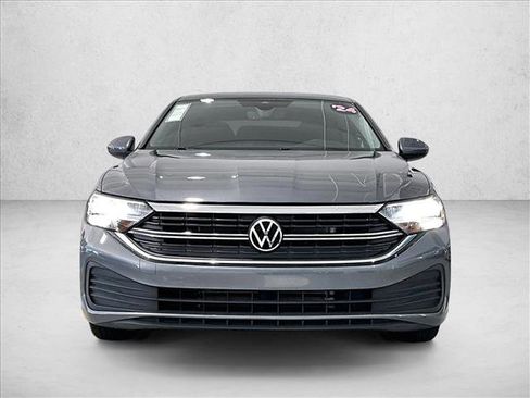 Used 2024 Volkswagen Jetta SE FWD image 3