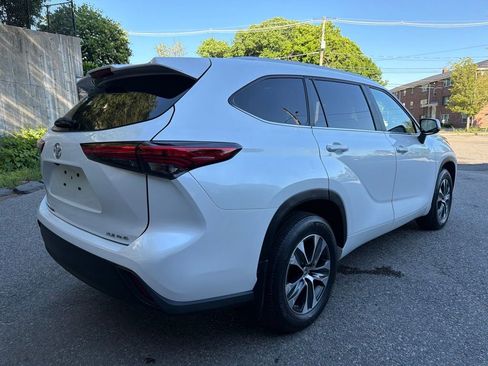 Used 2023 Toyota Highlander XLE AWD/4WD image 6