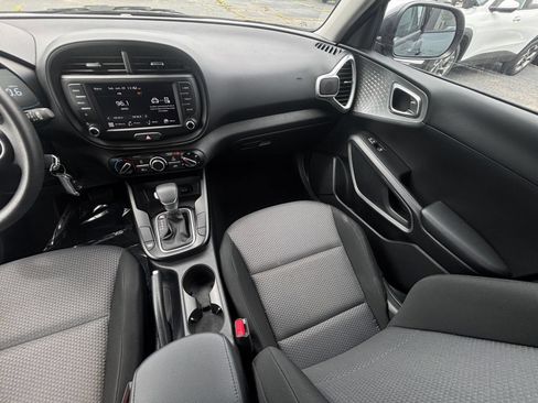 Used 2025 Kia Soul LX w/ LX Technology Package FWD image 33