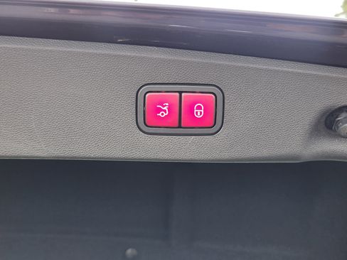 Used 2014 Mercedes-Benz E 350 4MATIC Sedan image 21