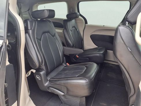Used 2024 Chrysler Pacifica Touring-L image 13