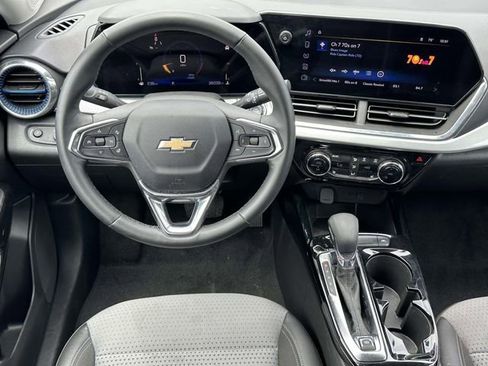 Used 2025 Chevrolet Trax LT w/ LT Convenience Package FWD image 14