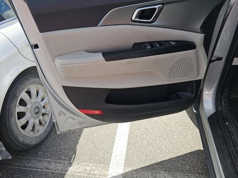 Used 2022 Kia Carnival LX image 11