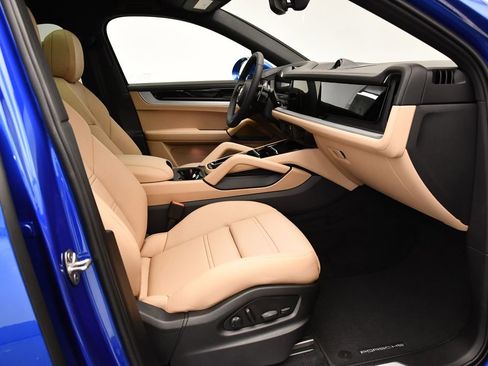 Used 2025 Porsche Cayenne S image 47