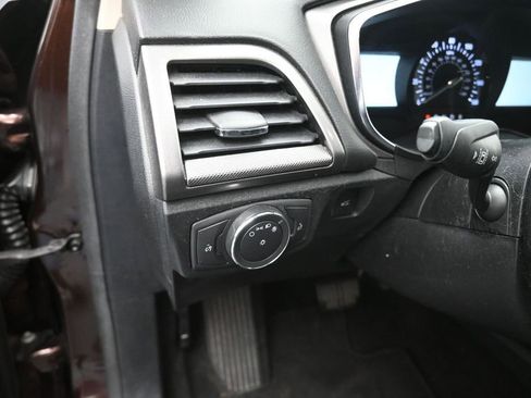 Used 2019 Ford Fusion SE FWD image 13