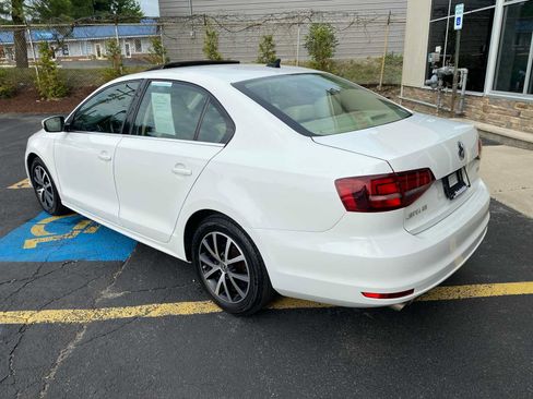 Used 2017 Volkswagen Jetta SE FWD image 3