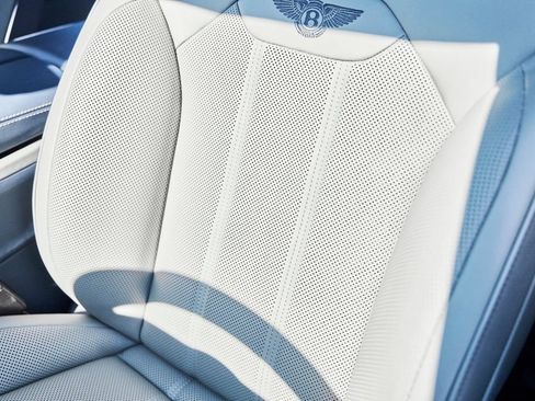 Used 2025 Bentley Bentayga Extended Wheelbase AWD/4WD image 46