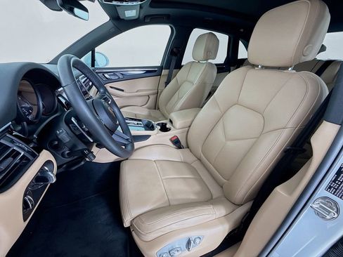Certified 2025 Porsche Macan AWD/4WD image 5