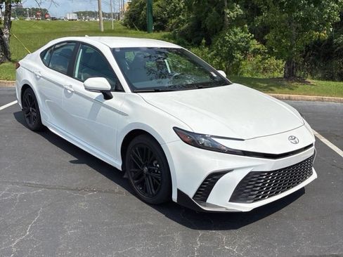 Used 2025 Toyota Camry SE FWD image 9