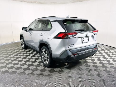 Used 2022 Toyota RAV4 XLE Premium AWD/4WD image 5