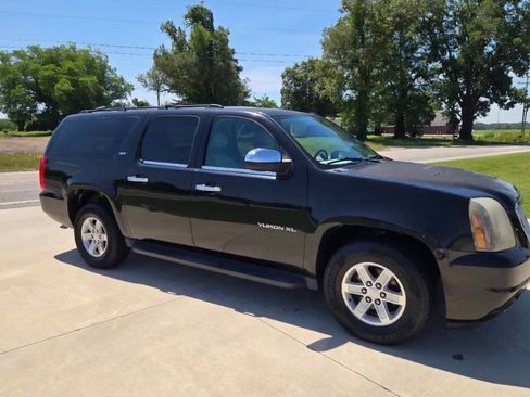 Used 2011 GMC Yukon XL SLT RWD image 2
