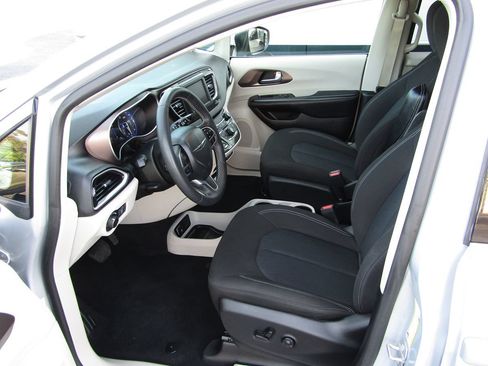 Used 2022 Chrysler Voyager LX FWD image 4