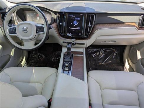 Used 2021 Volvo XC60 T5 Momentum w/ Premium Package FWD image 17
