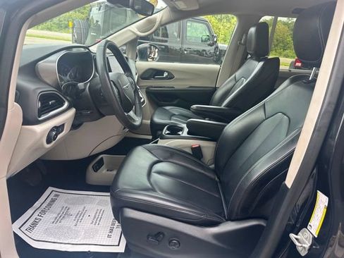 Used 2023 Chrysler Pacifica Touring-L FWD image 13
