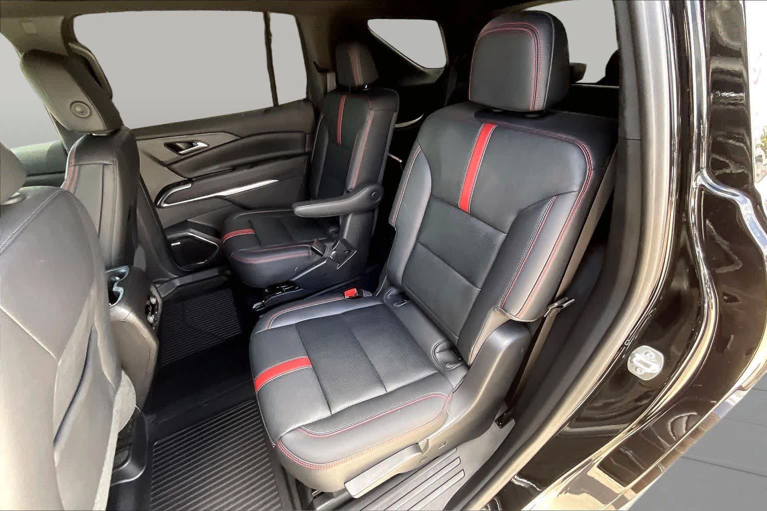 Used 2024 Chevrolet Traverse RS FWD image 20