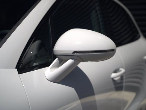 Certified 2025 Porsche Macan Turbo image 10