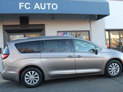 Used 2018 Chrysler Pacifica Touring-L image 8