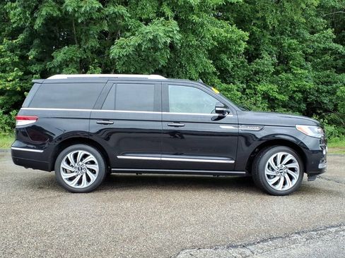 Used 2023 Lincoln Navigator Reserve AWD/4WD image 3