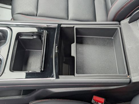 Used 2025 Chevrolet Traverse RS image 23