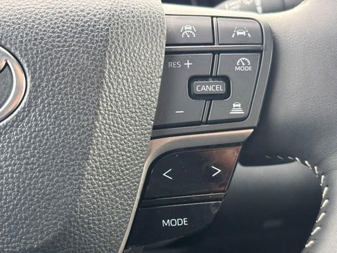 Used 2025 Toyota Camry SE image 28