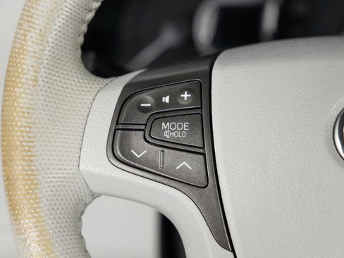 Used 2013 Toyota Sienna XLE image 32