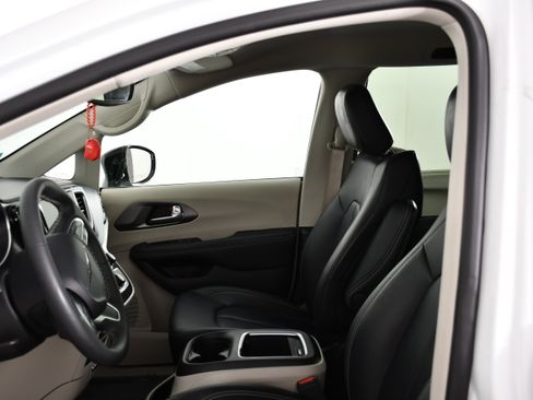 Used 2024 Chrysler Pacifica Touring-L FWD image 27