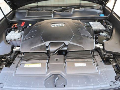 Used 2019 Audi Q8 Premium Plus w/ Premium Plus AWD/4WD image 43