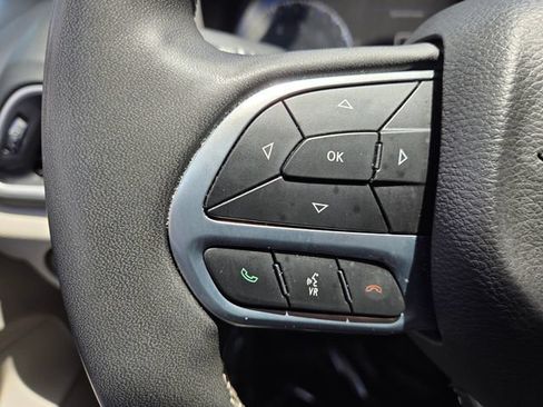 Used 2023 Chrysler Pacifica Touring-L FWD image 21