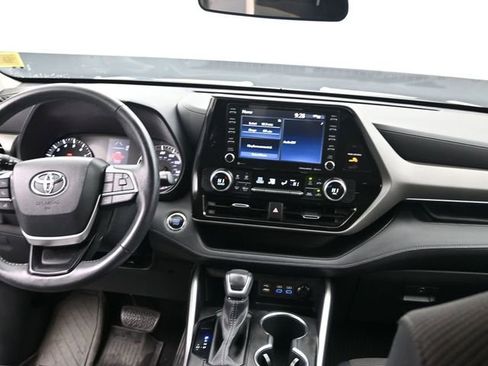 Certified 2022 Toyota Highlander LE image 24