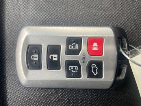 Used 2013 Toyota Sienna XLE image 14