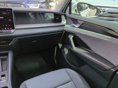Used 2025 Volkswagen Tiguan SE w/ Panoramic Sunroof Package AWD/4WD image 16
