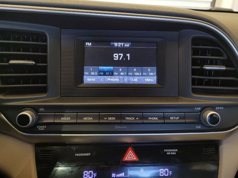 Used 2020 Hyundai Elantra SE image 25