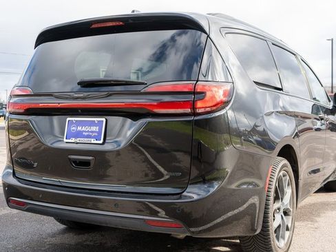 Used 2023 Chrysler Pacifica Touring-L w/ S Appearance Package image 6