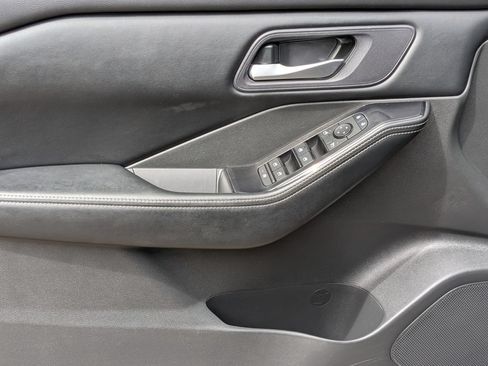 Used 2024 Nissan Rogue SV FWD image 11
