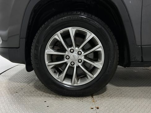 Used 2019 Jeep Cherokee Latitude Plus AWD/4WD image 37