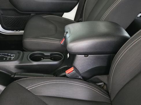 Used 2018 Jeep Wrangler Unlimited Sahara AWD/4WD image 7