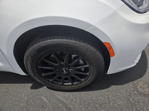 Used 2023 Chrysler Pacifica Touring-L AWD/4WD image 7